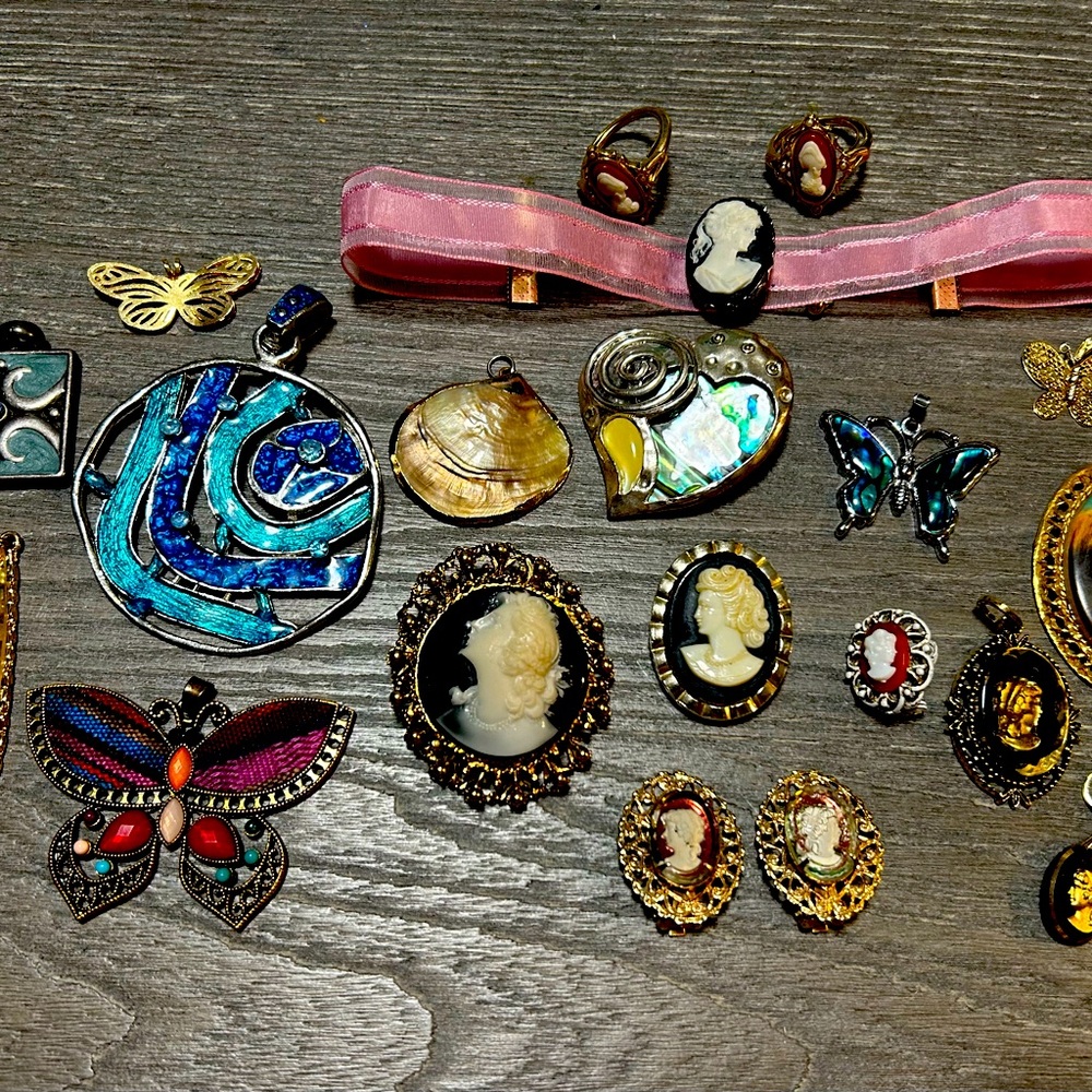 Live jewelry 💎 shows $5 starts on all buy 5 get 6th free!  Like to be notified